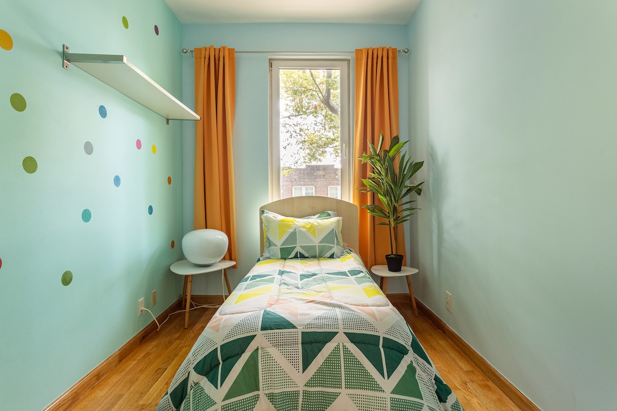 MellowYellow second room
